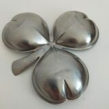Stainless steel aperitif dish in the shape of a clover