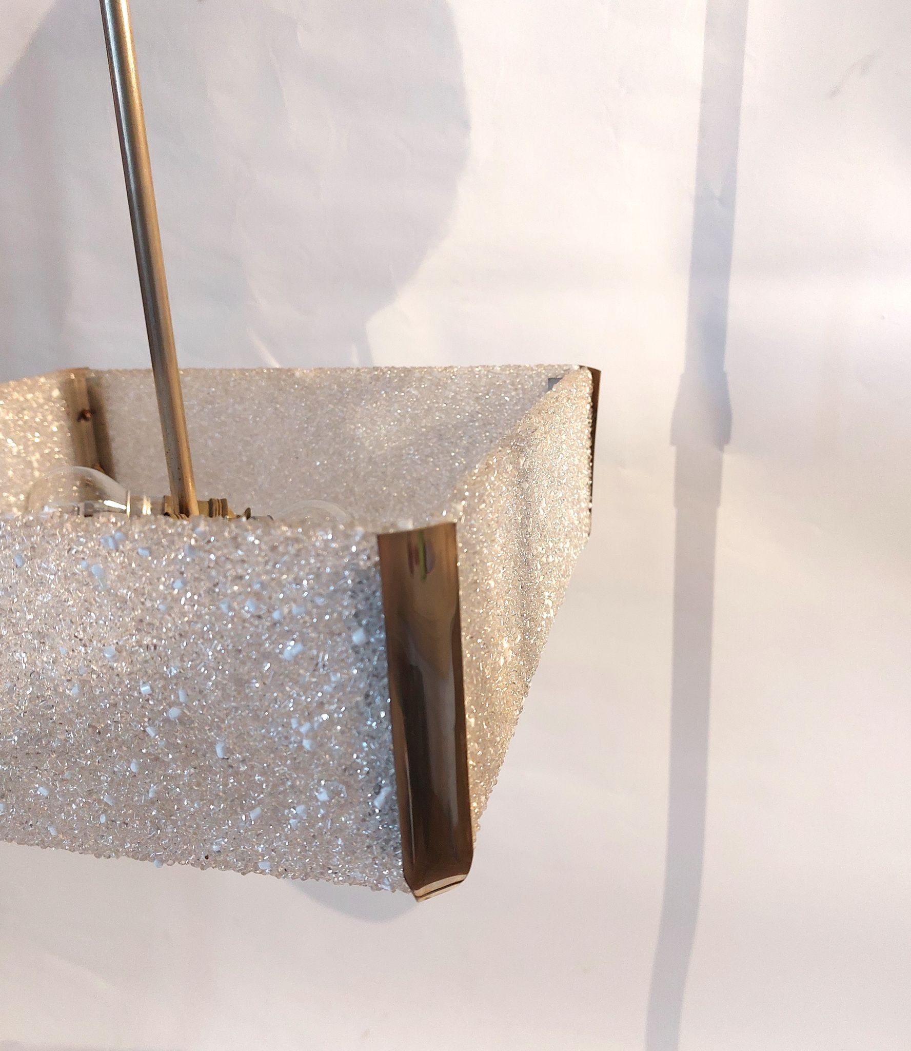 Suspension perspex carré et laiton doré 1960