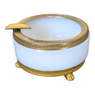 Cendrier ancien en opaline blanche et métal laitonné, style néoclassique