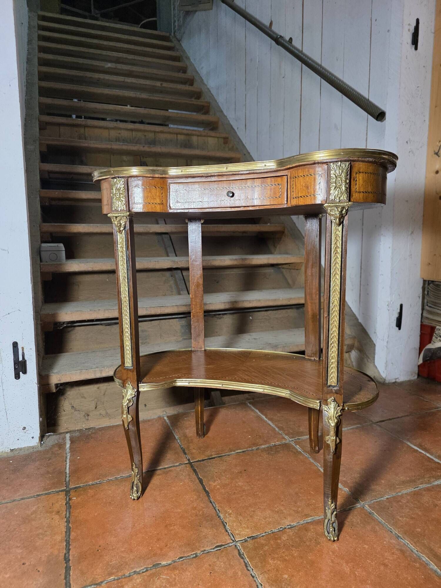 Kidney-shaped bedside table in Louis XV style with marquetry.
