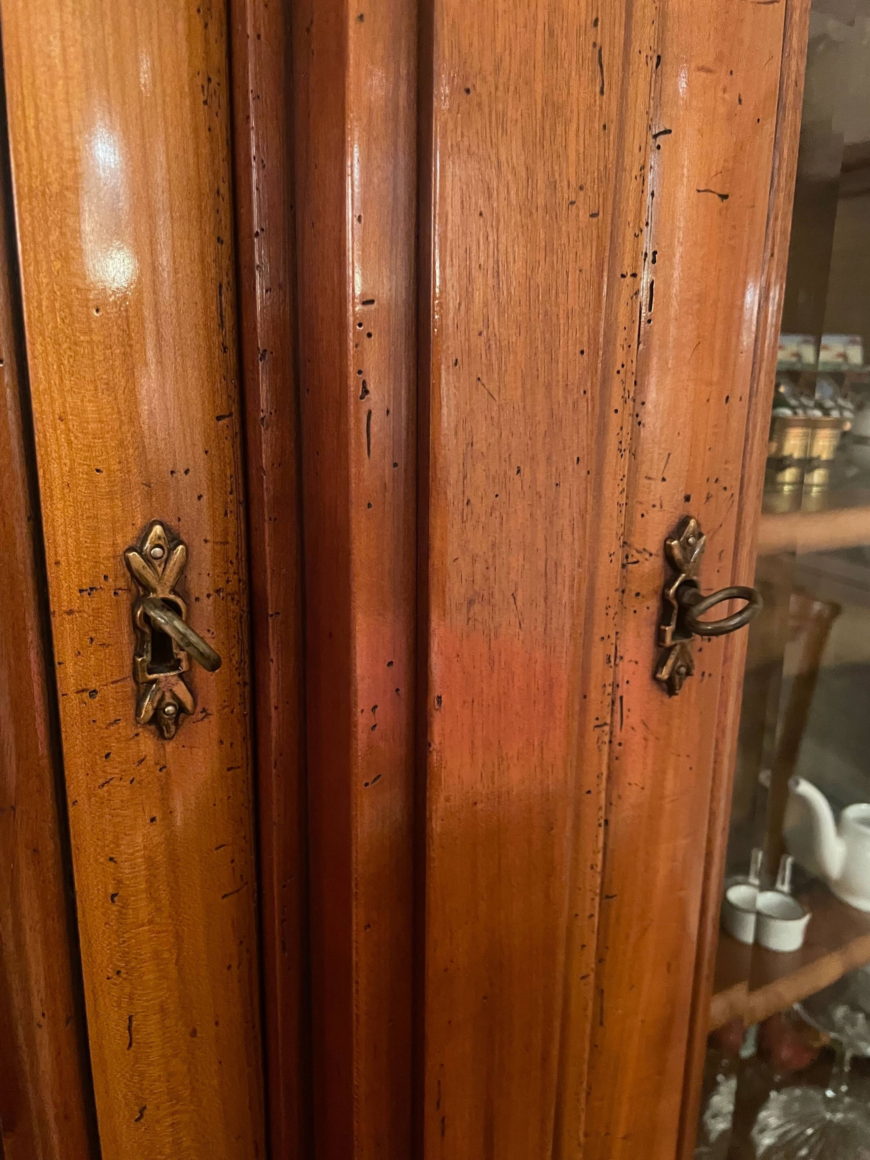 Solid wood dresser – classic style – very good condition