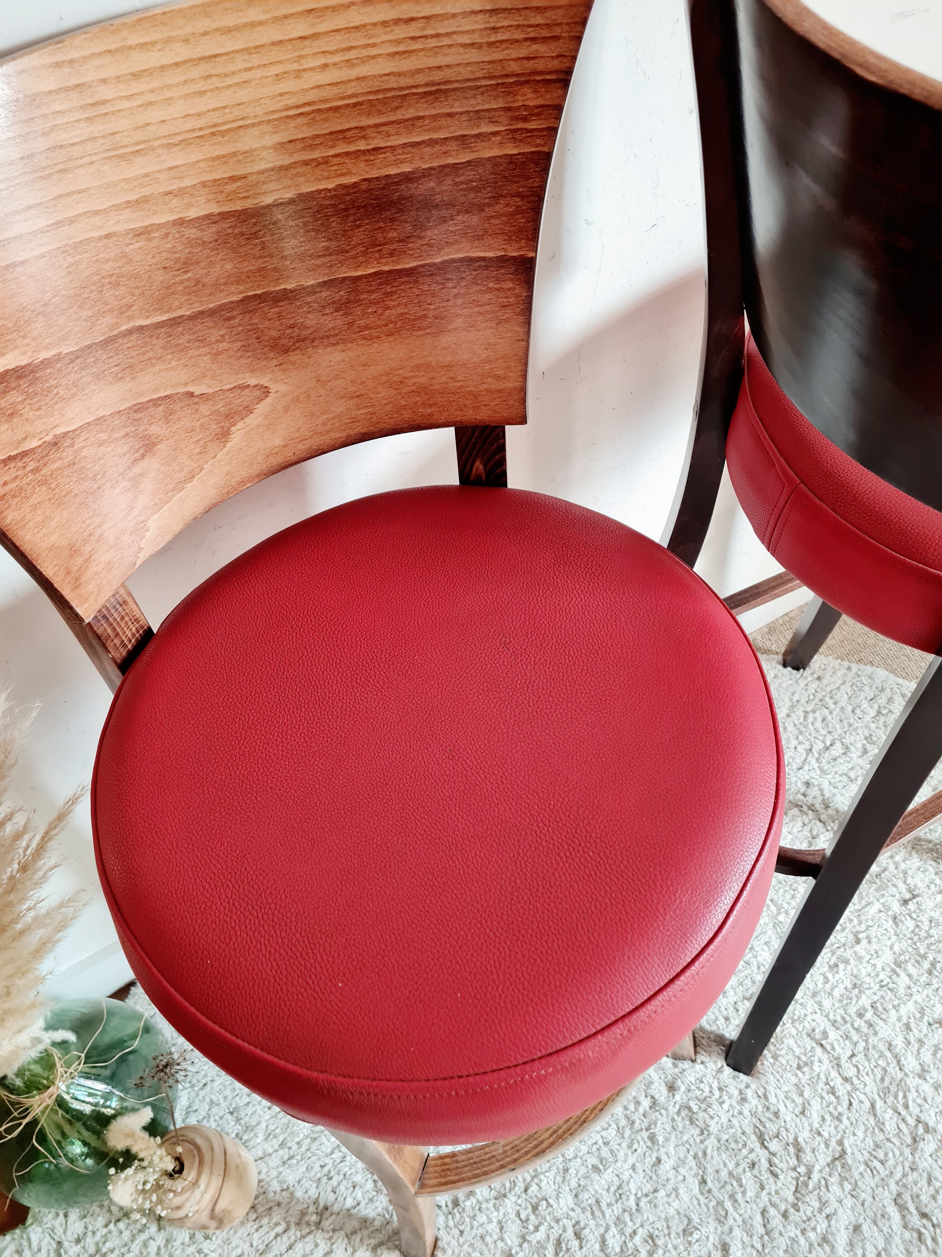 Lot of 5 wooden bar top stools and leather seating