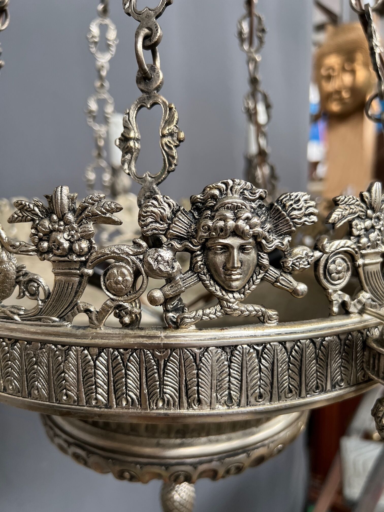 Grand lustre ancien rare en bronze massif argenté de style Empire 12 points lumineux.