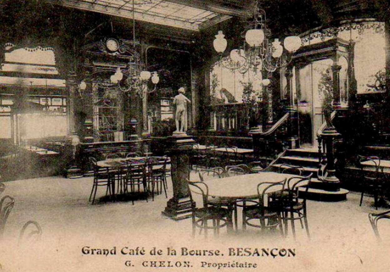 Deux chaises KOHN N°55 de Ca. 1900 cannées, teinte acajou américain.