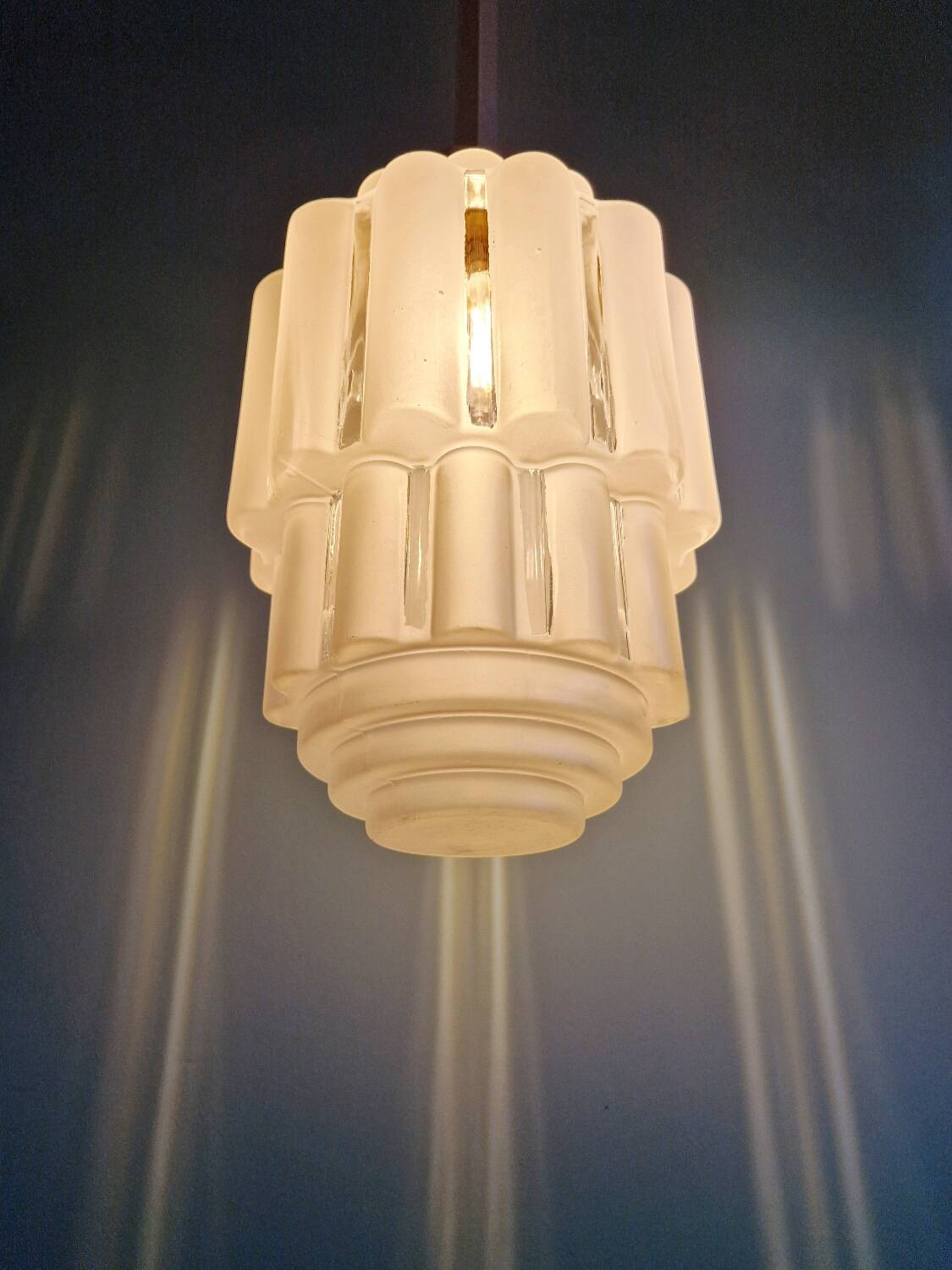 Art Deco Skyscraper suspension in frosted glass, 1930s