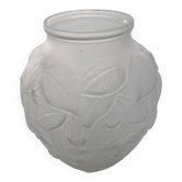 Vase boule  avec décor de fleurs en relief , verre  dépoli