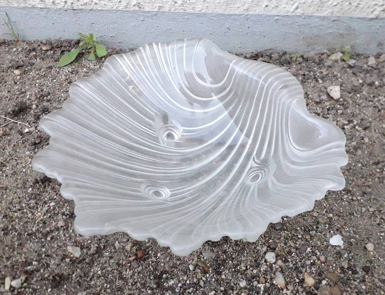 Shell-shaped catchall