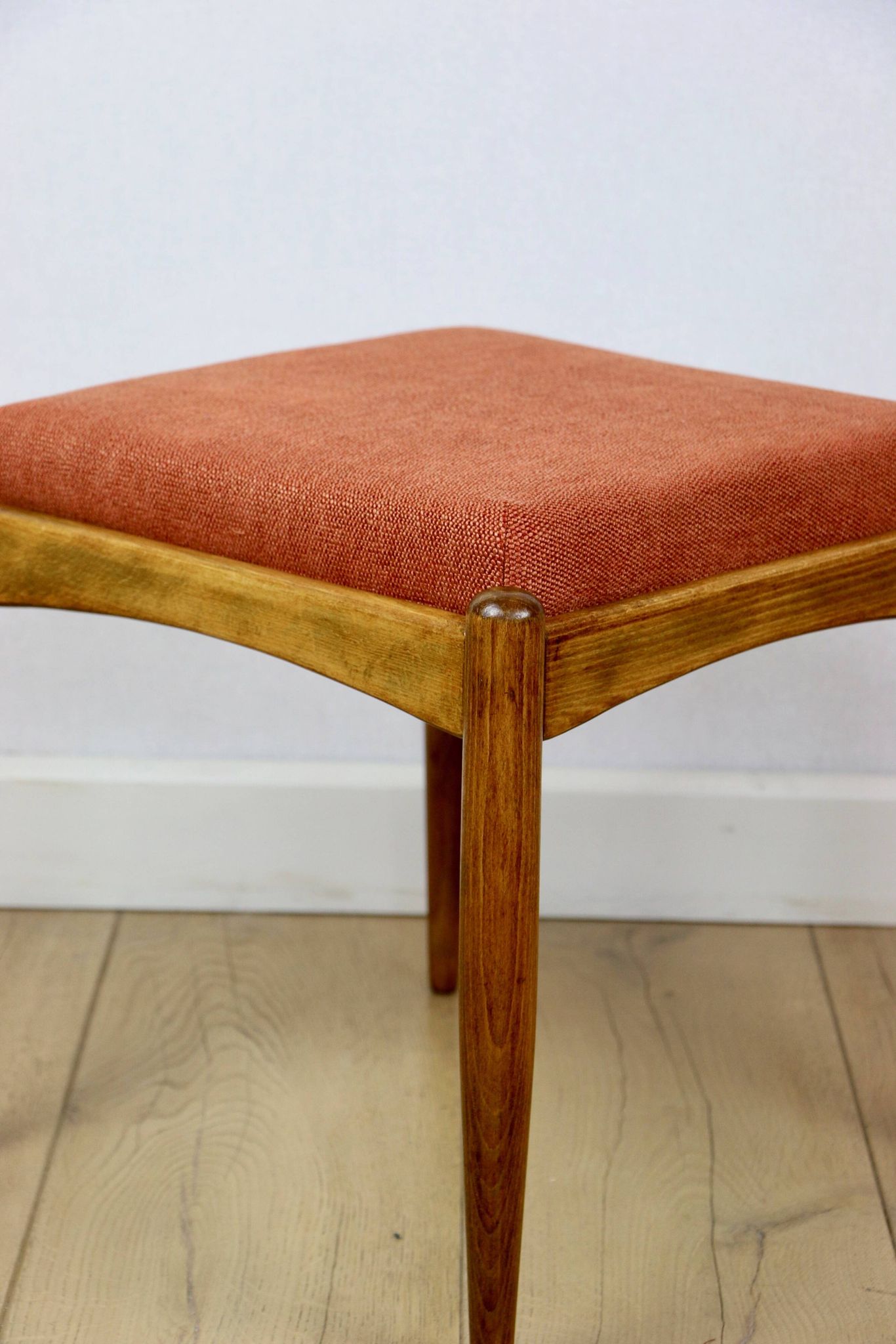 Tabouret Edmund Homa, siège structurel en brique orange.
