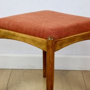 Tabouret Edmund Homa, siège structurel en brique orange.