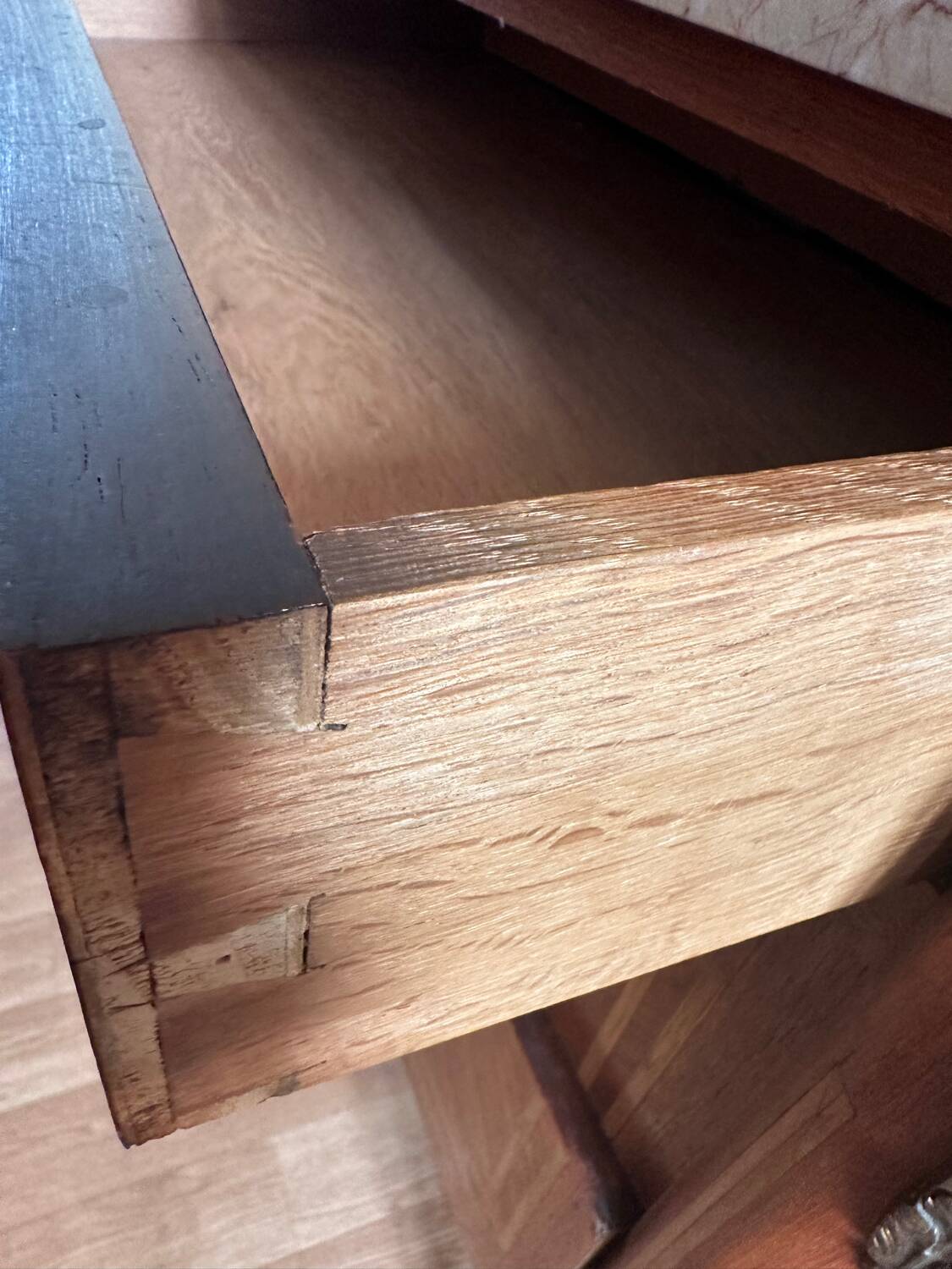 Louis XVI style chest of drawers, spinning top legs - transition style marquetry