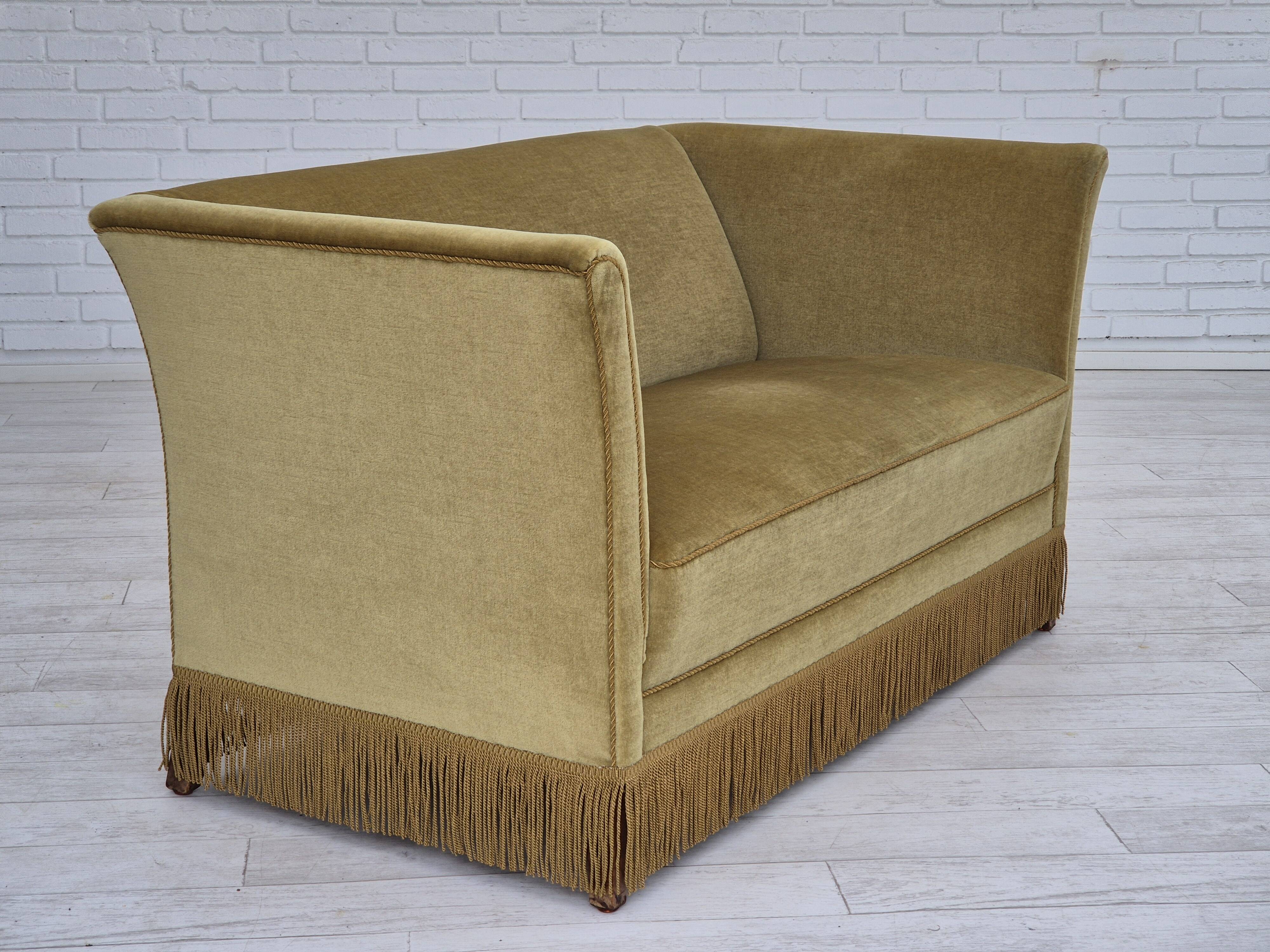 Années 1970, canapé danois 2 places, état d'origine, velours vert clair, pieds en bois de hêtre.