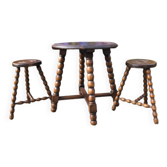 Vintage pedestal table and its 2 matching solid beech stools.