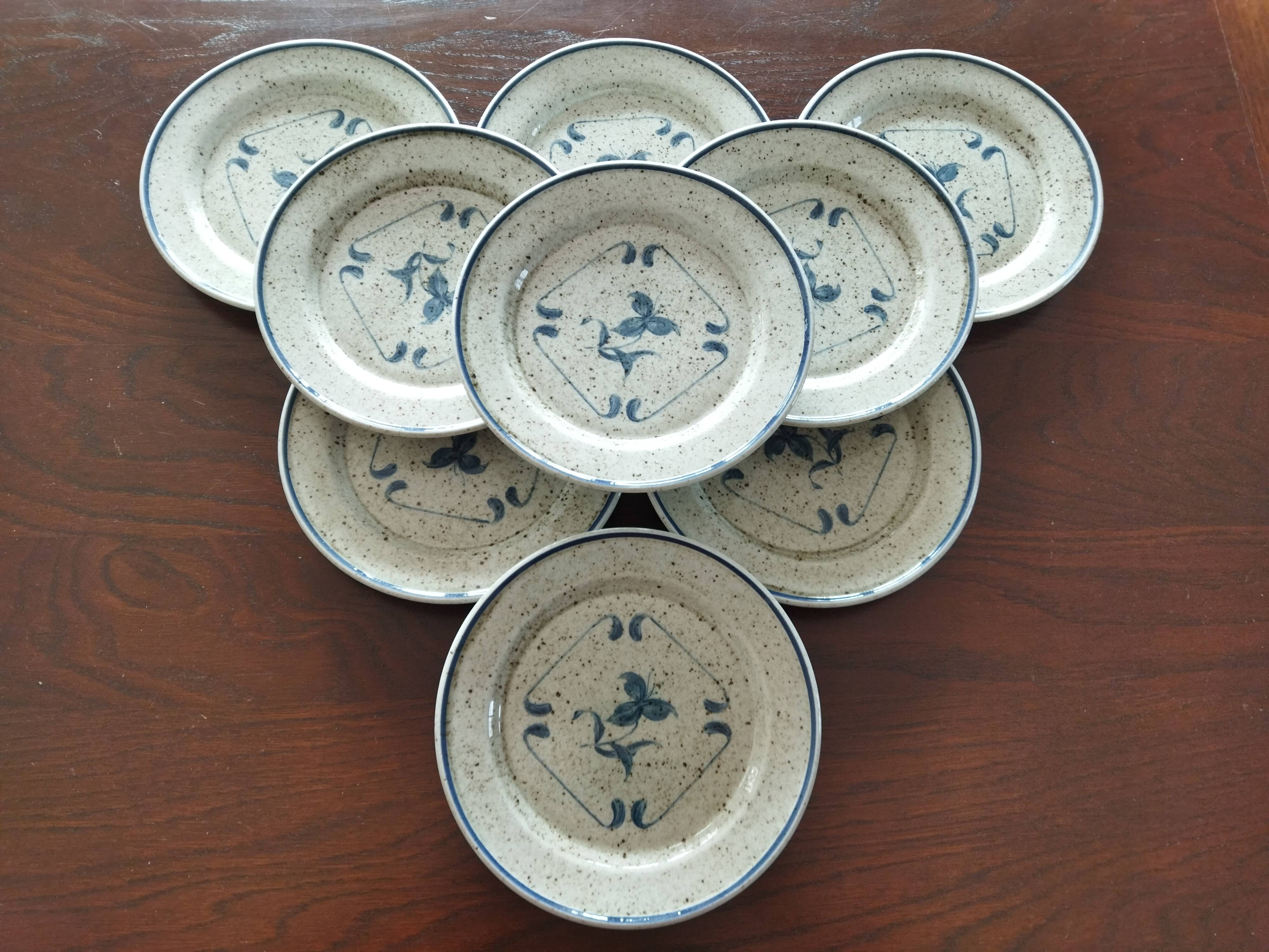9 assiettes à dessert en porcelaine de Sologne