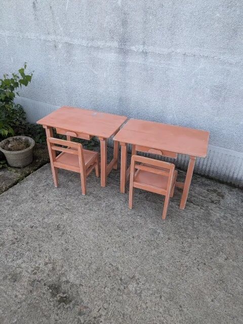 Child's desk and its chair