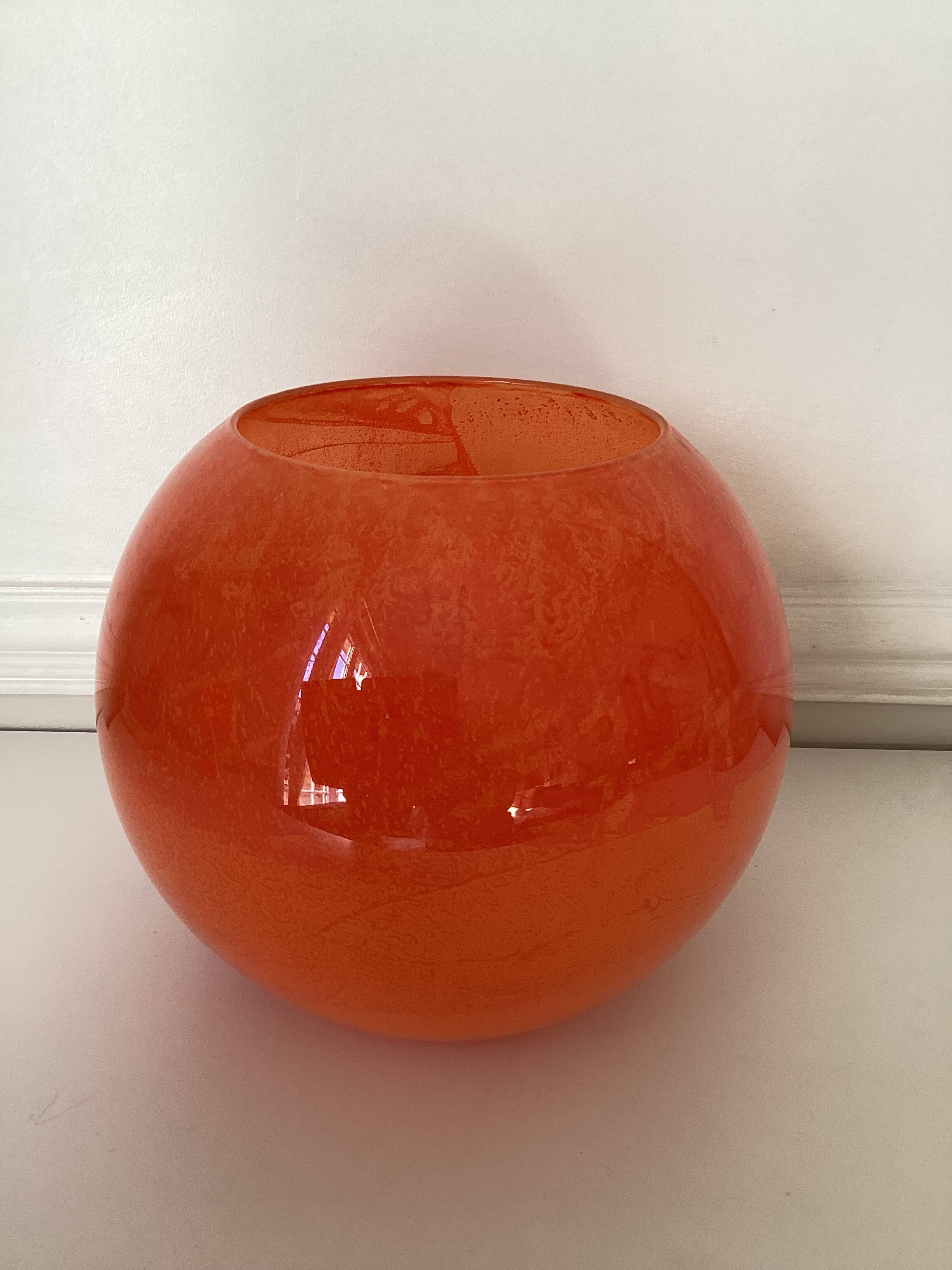 Vase boule en pâte de verre orange veiné,vintage 70 s