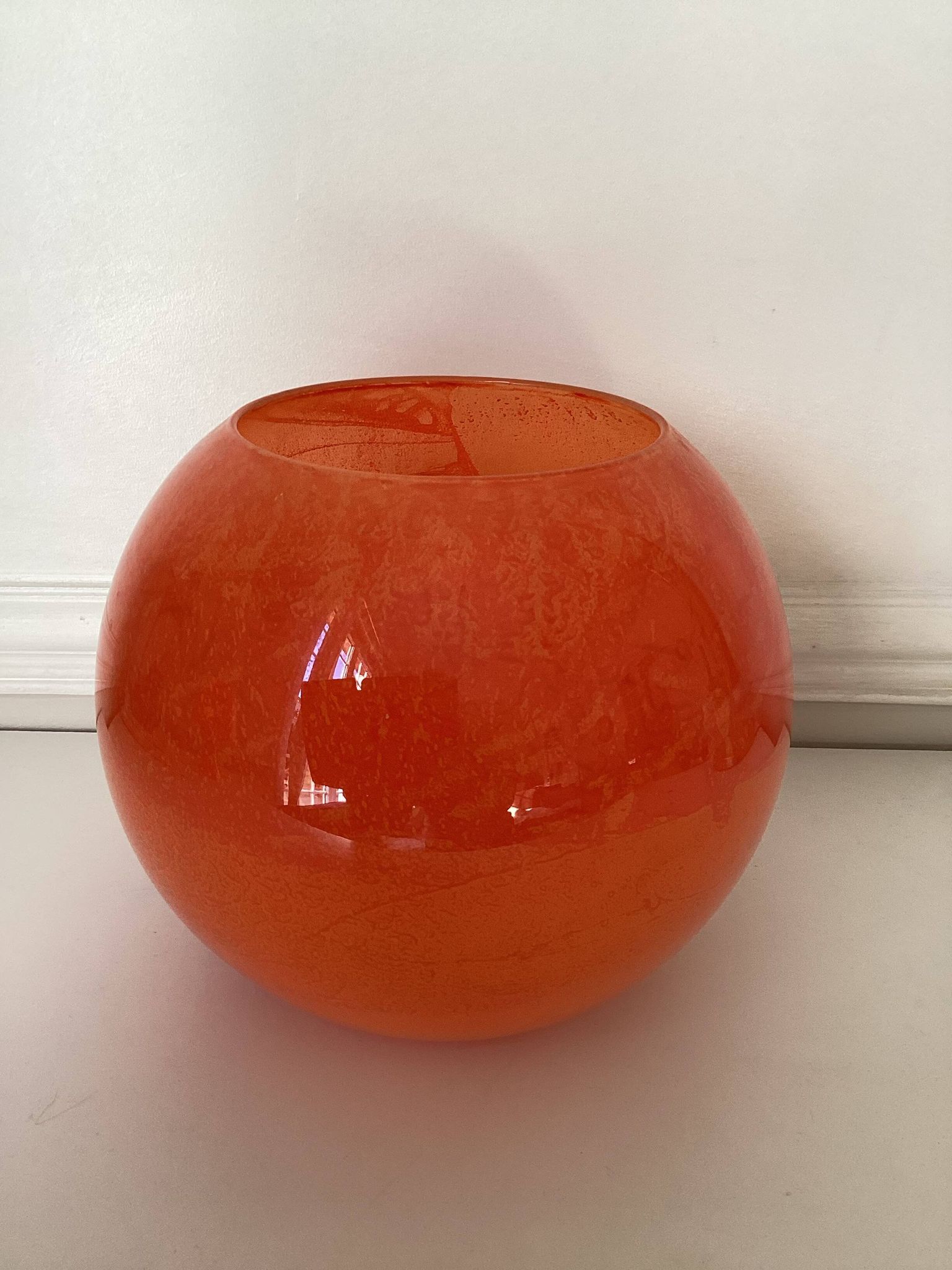 Vase boule en pâte de verre orange veiné,vintage 70 s