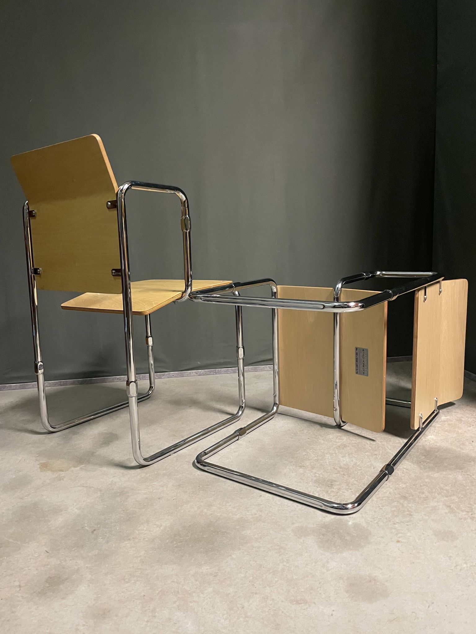 Une paire de chaises Hopmi de Gerrit Thomas Rietveld