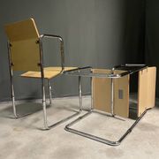 Une paire de chaises Hopmi de Gerrit Thomas Rietveld