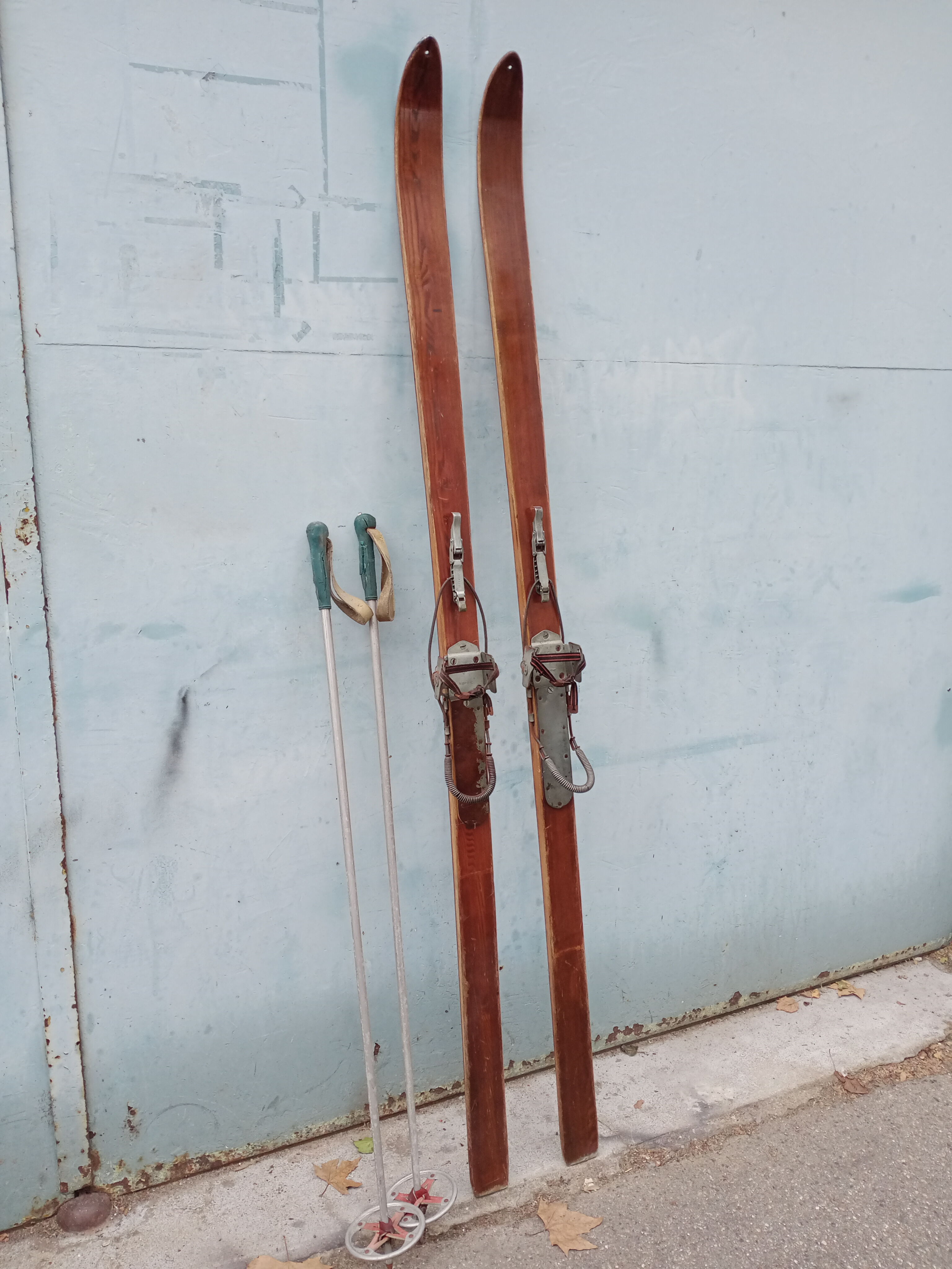 Pair skis 1950 with baton