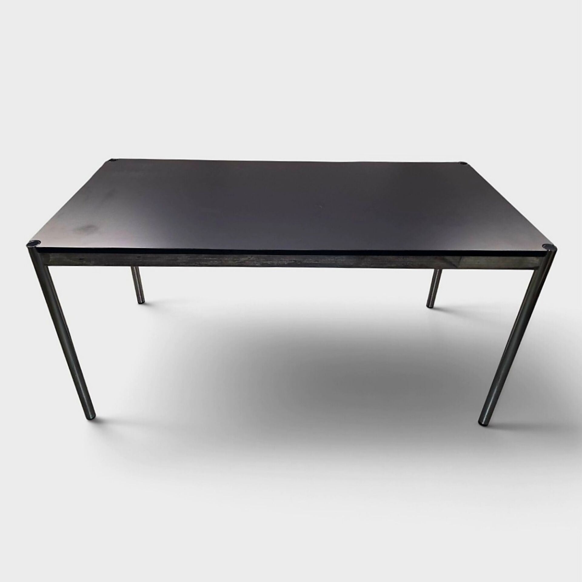 Table USM Haller gris anthracite – design suisse iconique