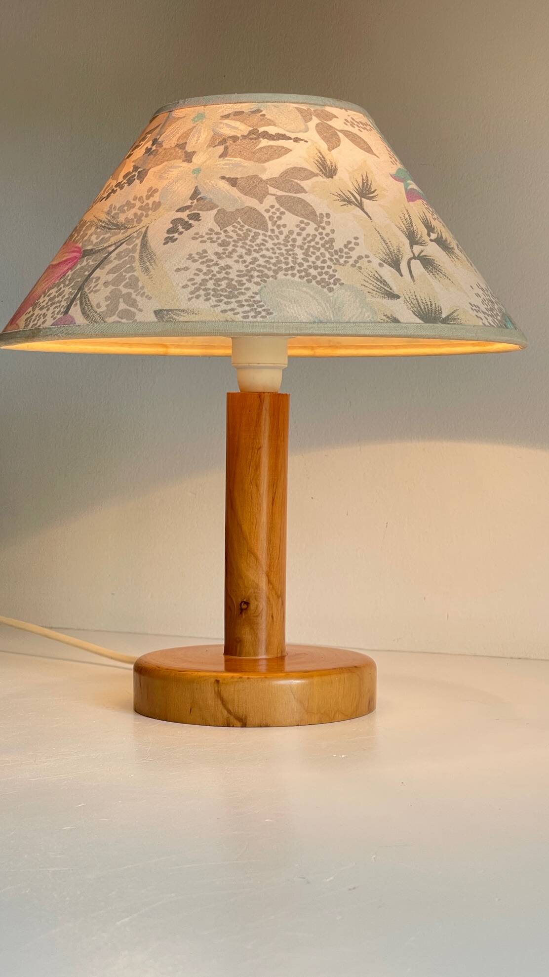 LAMP in Solid Pine Floral Shade VINTAGE