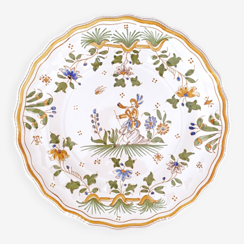 Decorative plate earthenware of Moustiers hand-painted decoration eighteenth century. Diam. 26 cm. Perfect condition