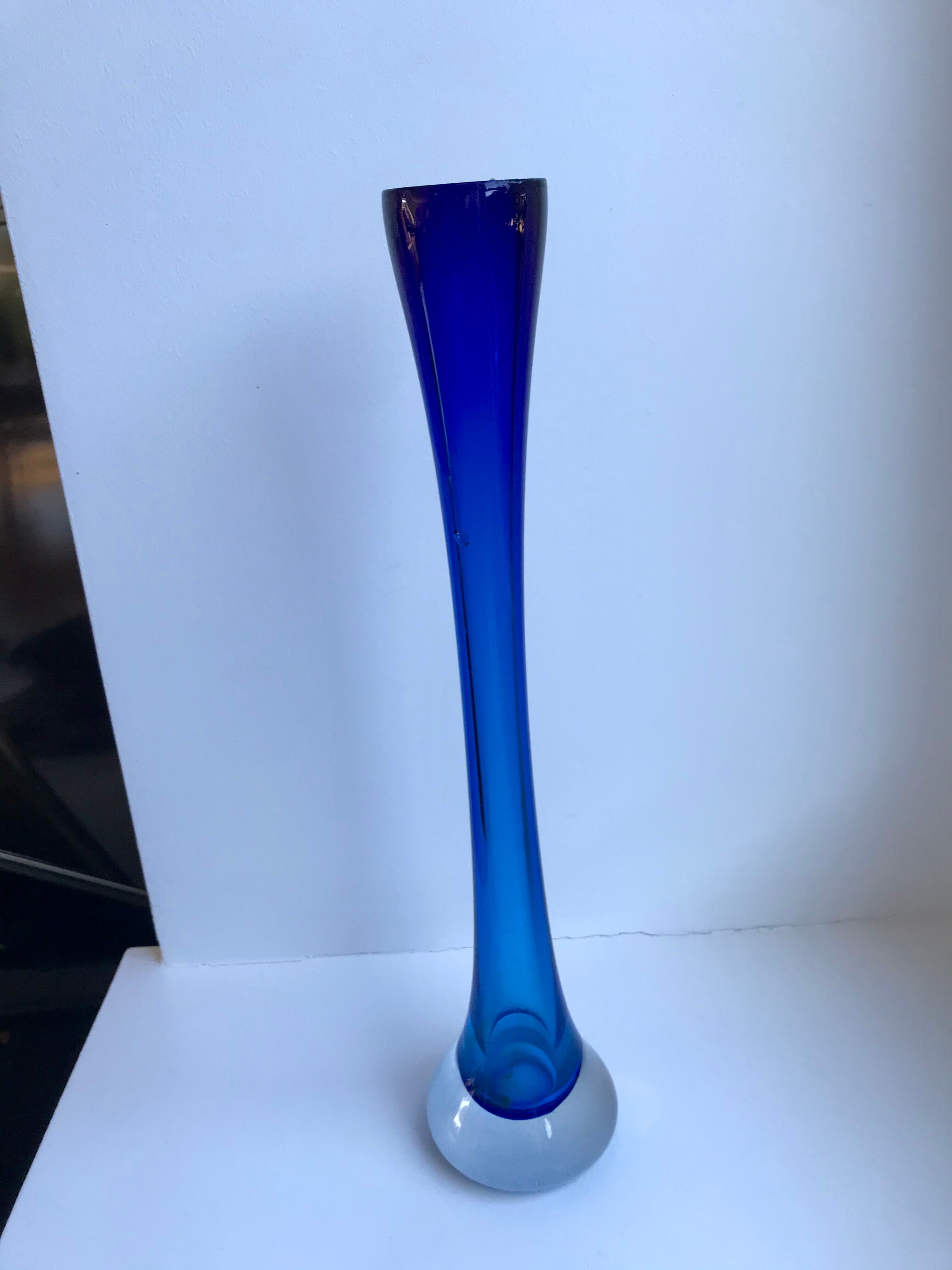 Vase soliflore en verre bleu roi années 70
