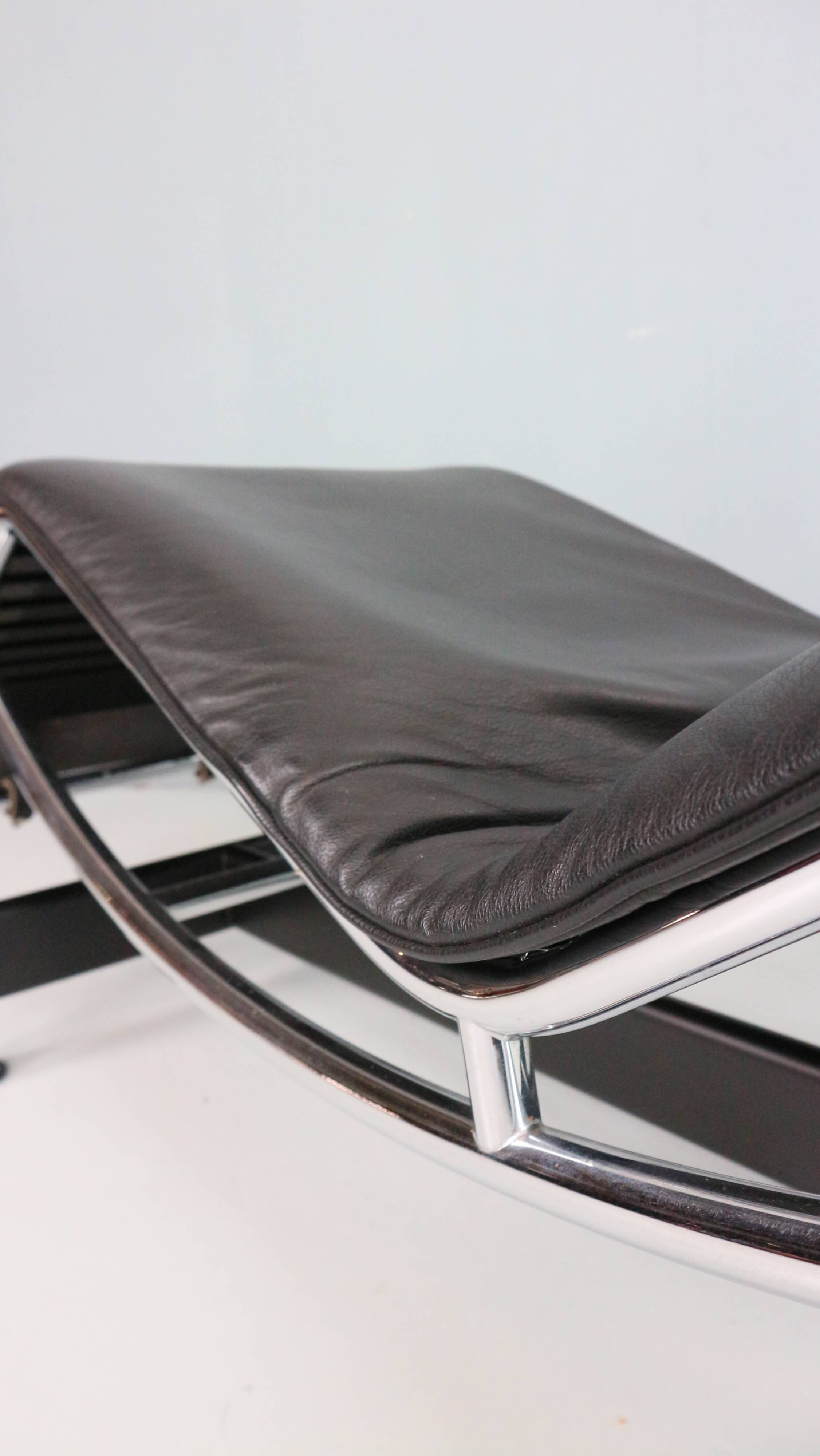 Chaise longue LC4 en cuir noir par Le Corbusier pour Cassina, années 1980