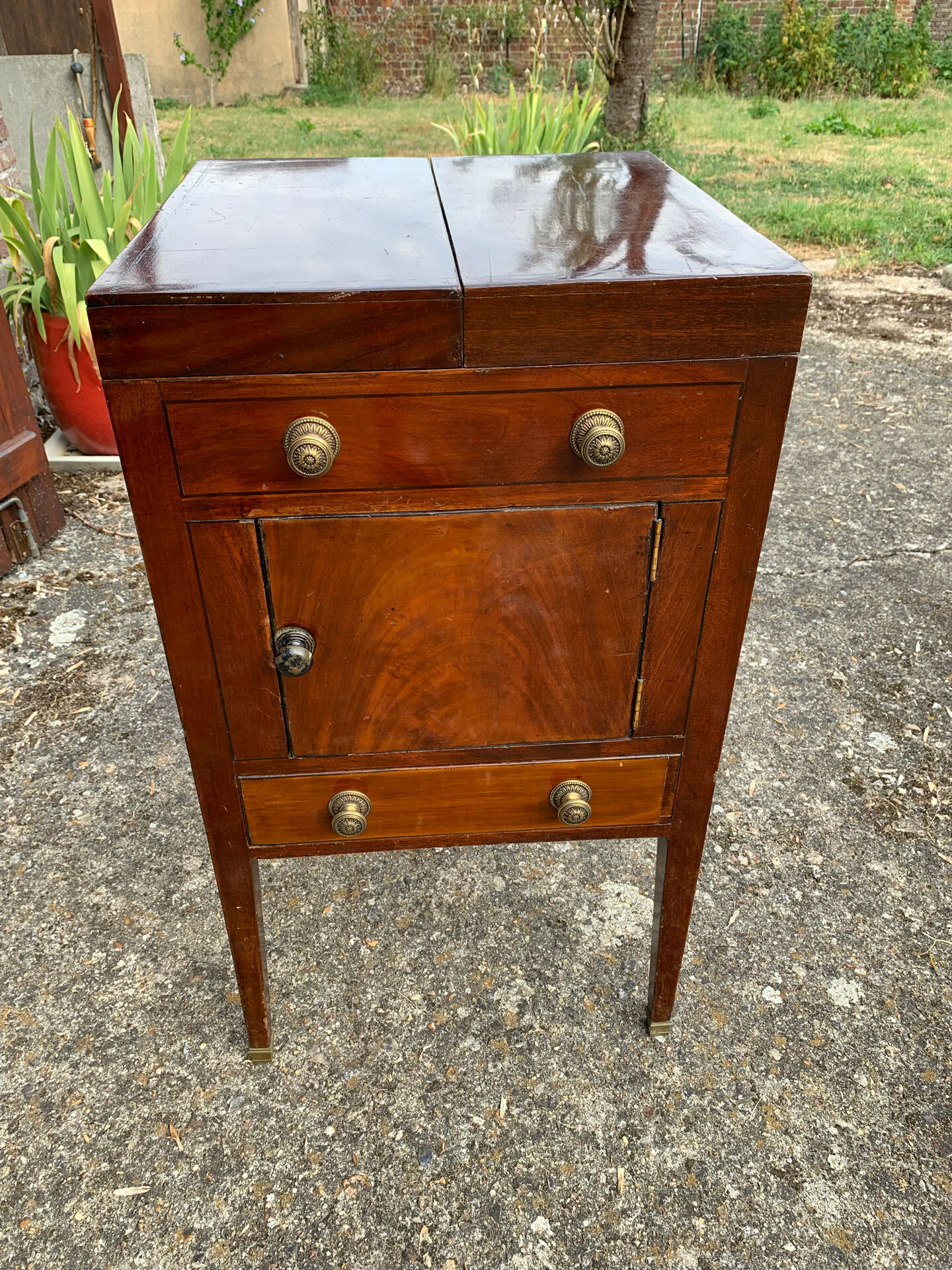 Antique Georgian mahogany washstand
