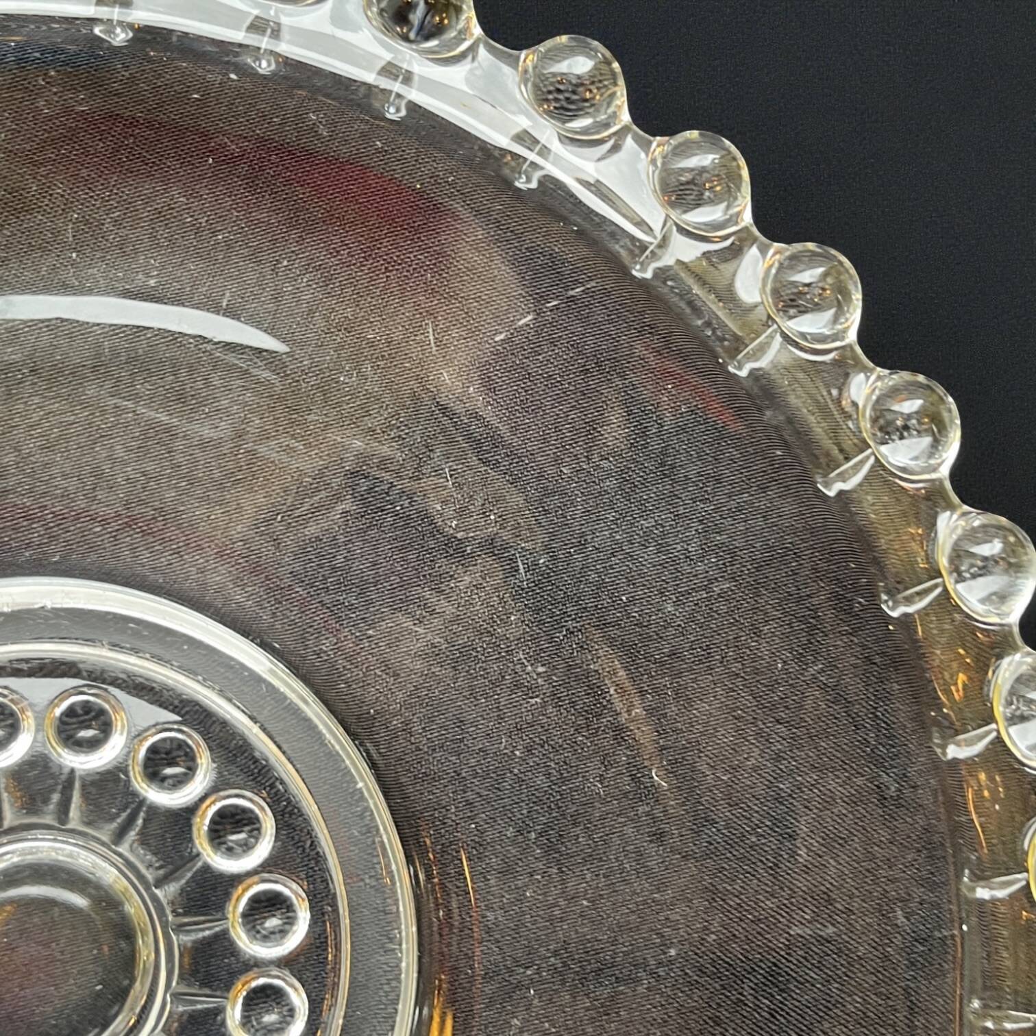 Plat Art Déco en verre moulé et perlé, 1900