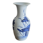 Vase à balustre en porcelaine.