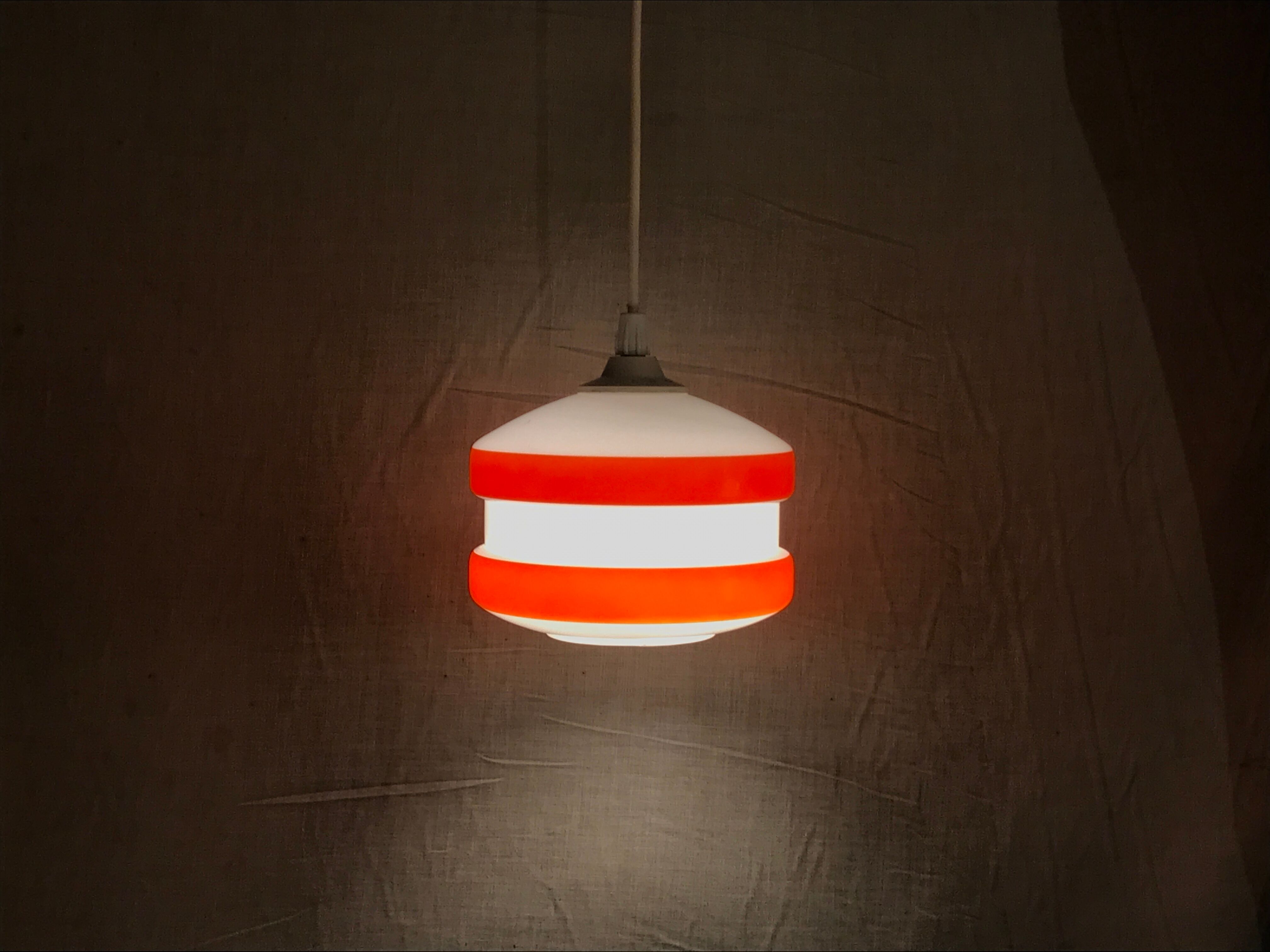 Suspension opaline orange et blanche verre années 60