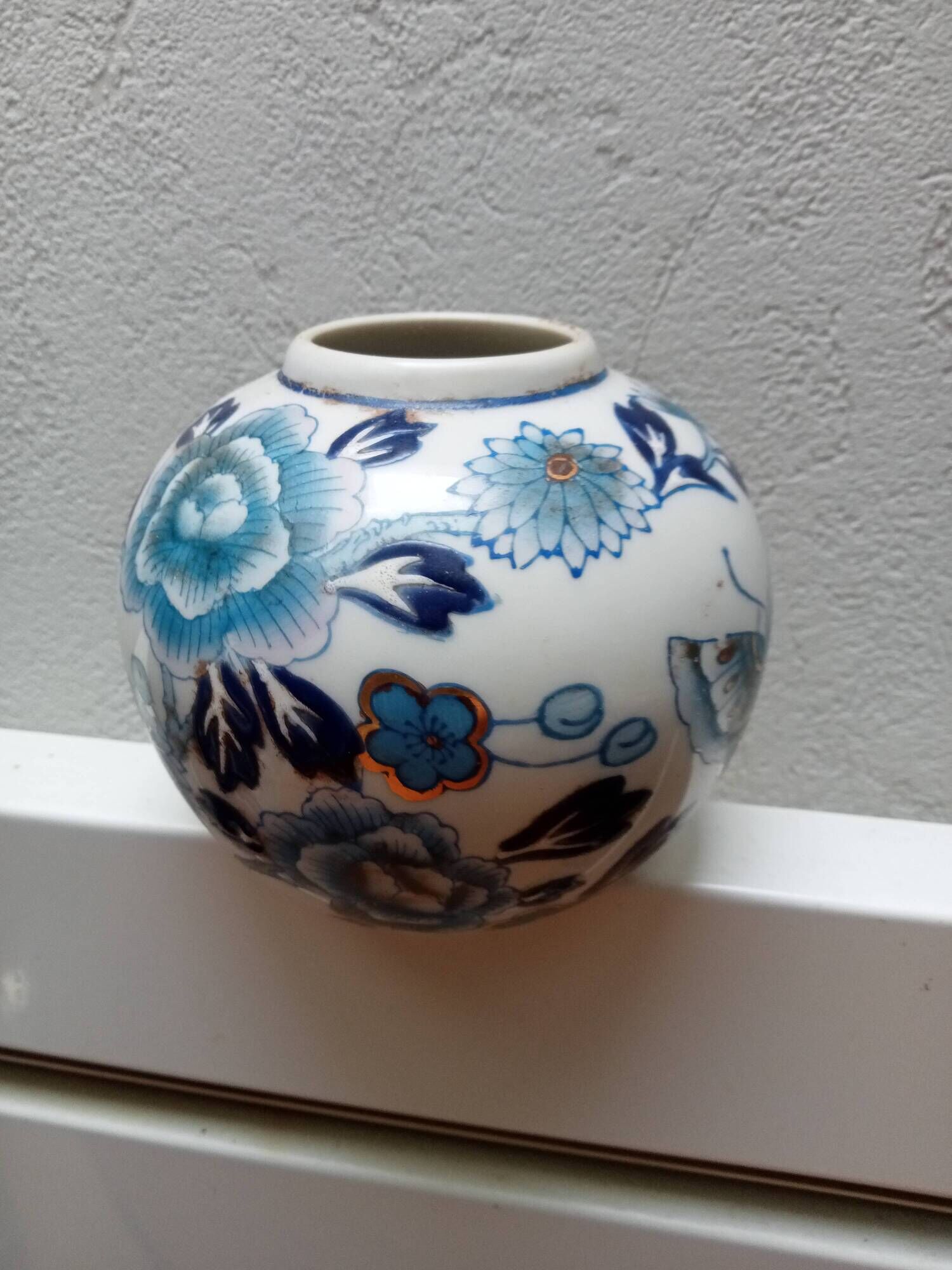 round porcelain vase from China, 19th century, glazed, diameter 11 cm, height 10 cm