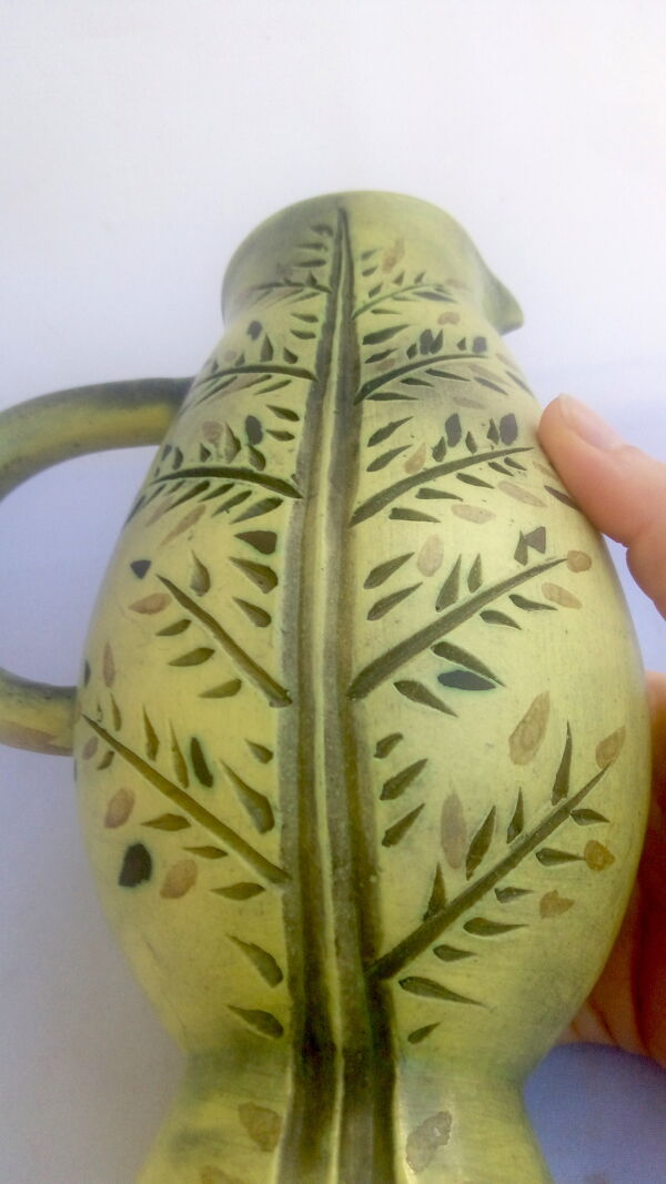 Pichet de Marie-Madeleine Jolly vert aux branches d'olivier