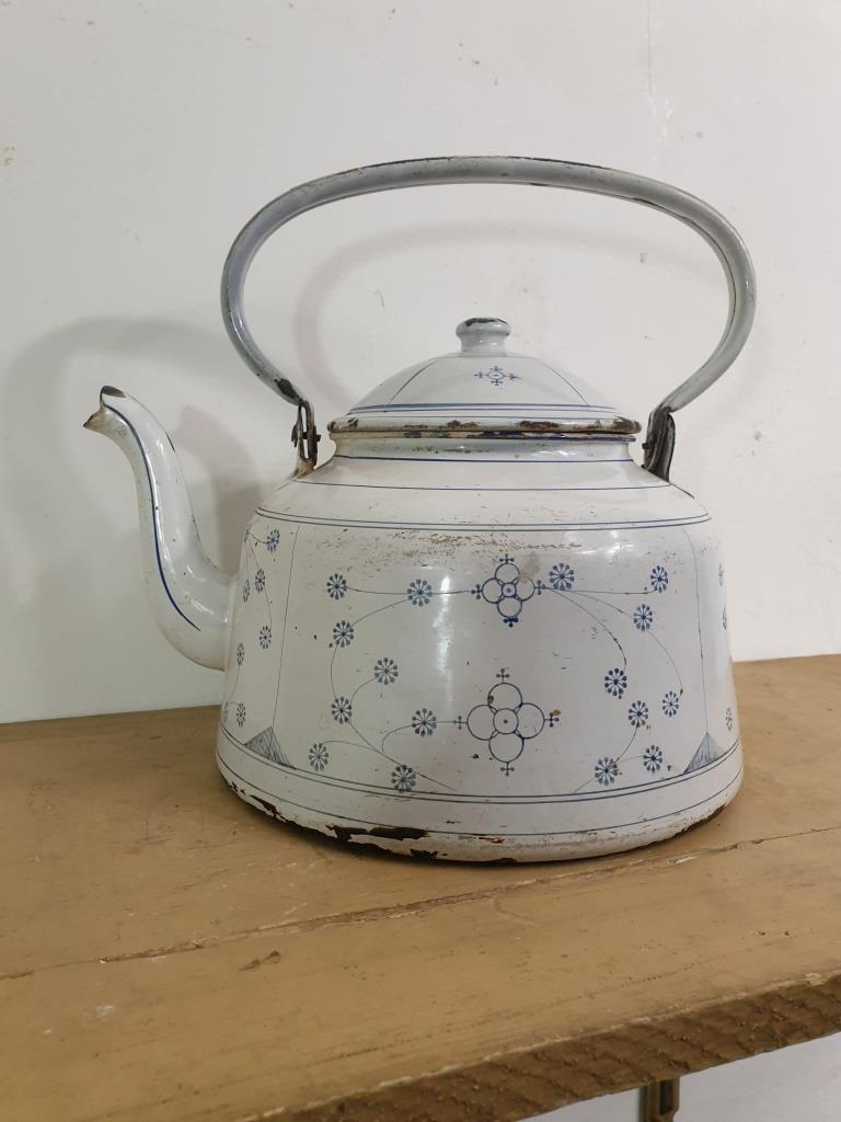 Antique enamelled kettle - Vintage kettle