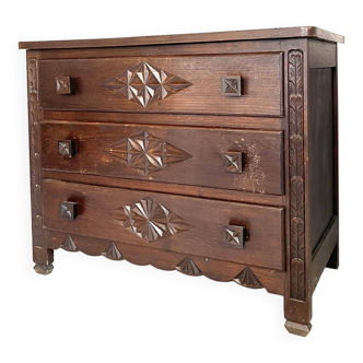 Basque chest of drawers