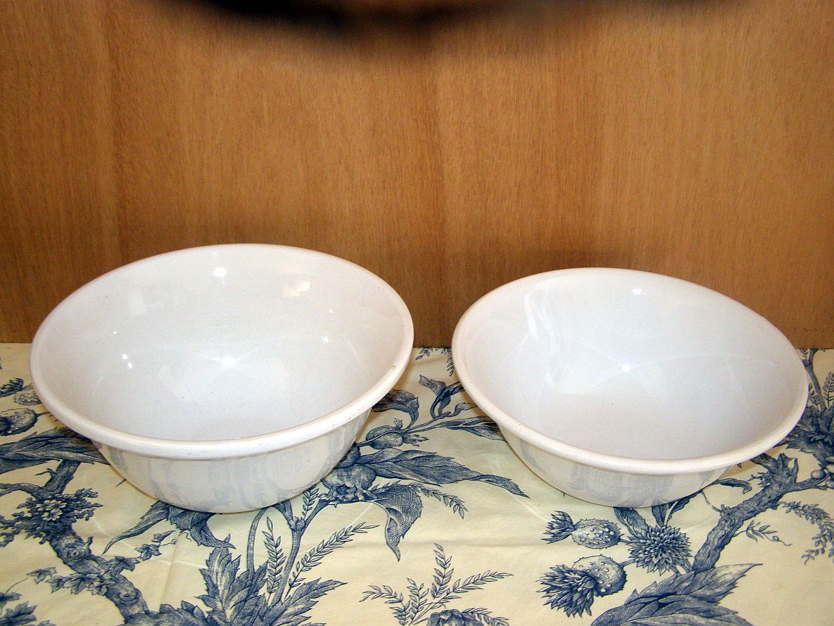 2 porcelain mixing bowls (Made in France)