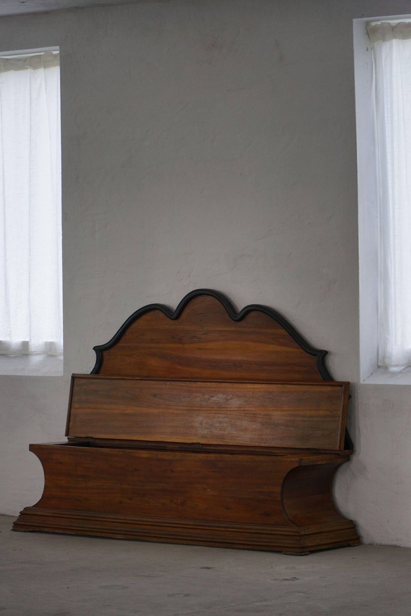 20th-century Art Deco storage bench in walnut, by a Danish cabinetmaker.