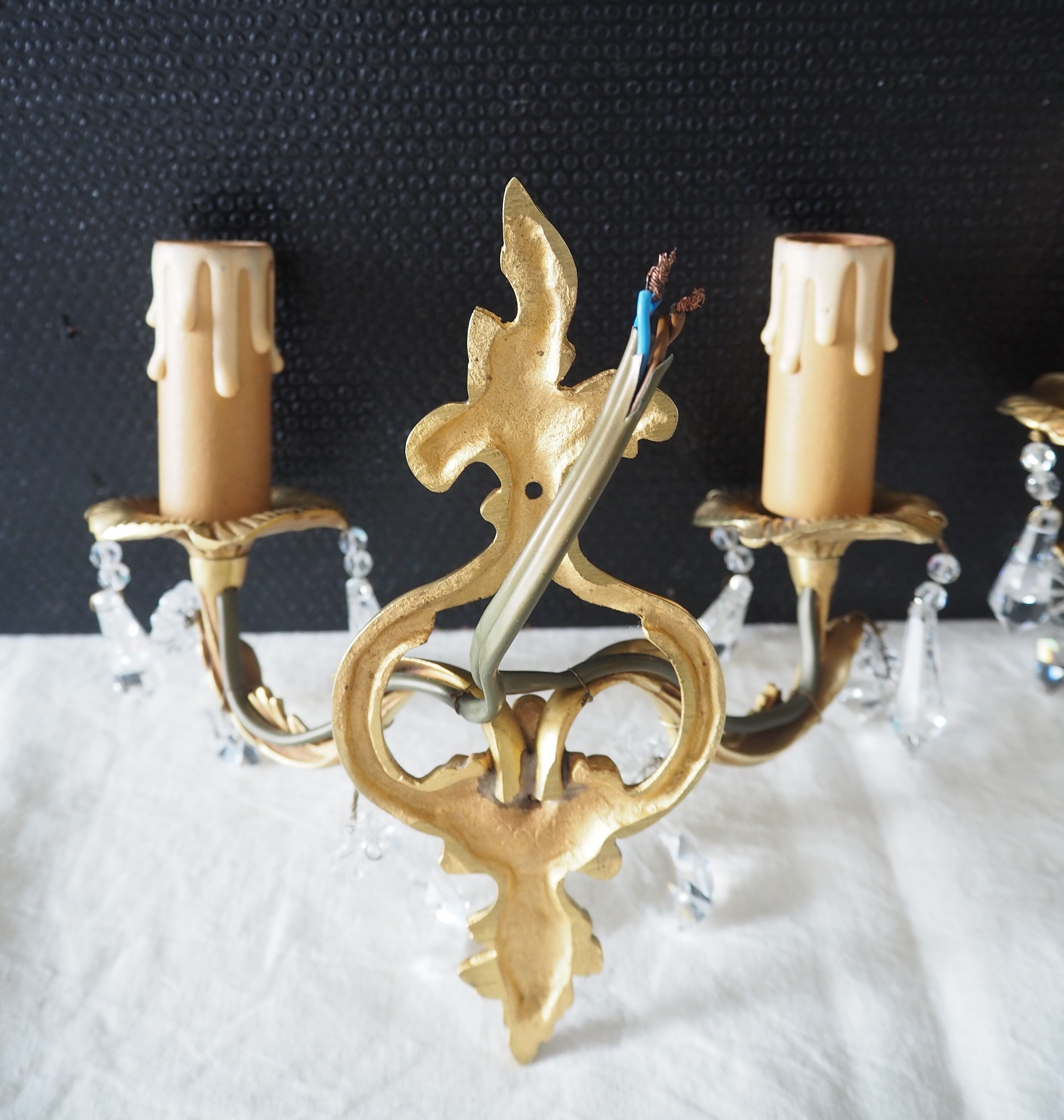 Pair of gilded bronze sconces and crystal pendants