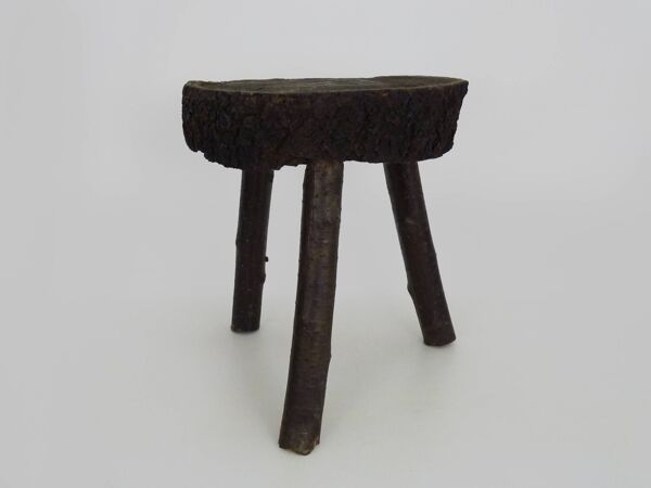 Tabouret de traite tripode en chêne, art paysan Ariège, France (XIXe siècle)