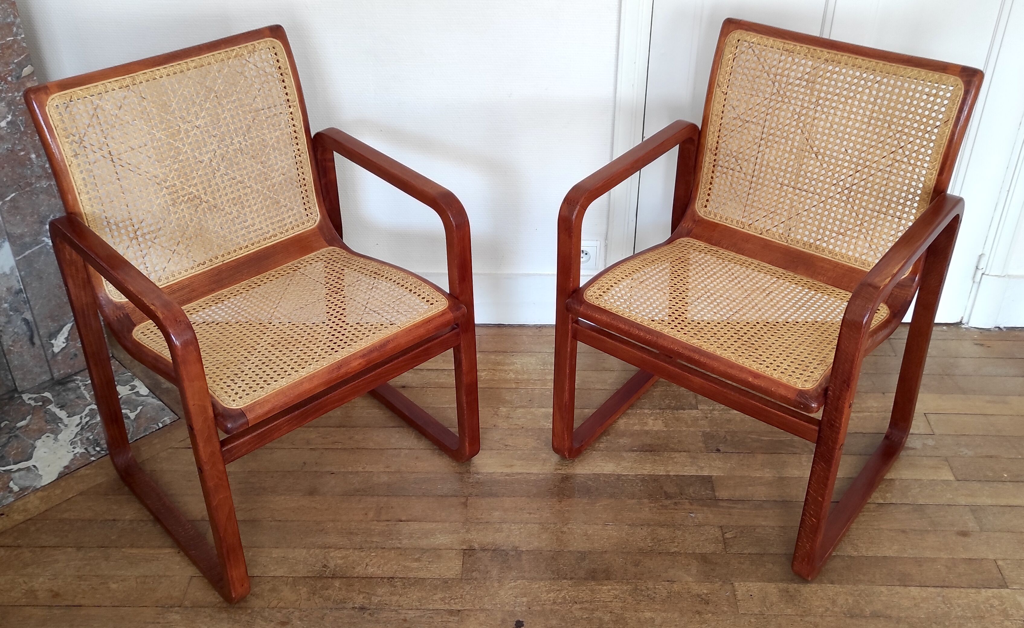 Fauteuil design traineau bois et cannage – années 80