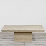 Table basse minimaliste géométrique en travertin italien des années 1970. Style vintage et moderne.