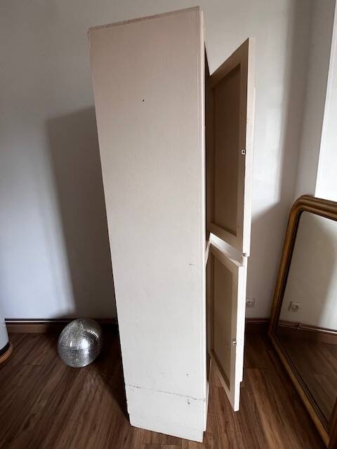 White 2-door bonnet cabinet