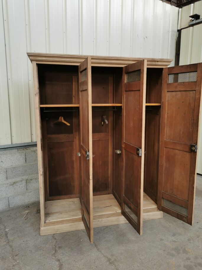 Wooden locker room bank of France period 1930
