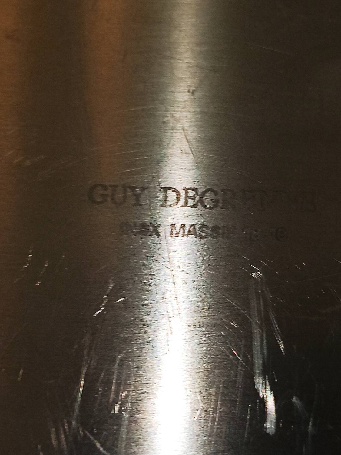 Oval serving dish in solid 18-10 stainless steel. Guy Degrenne