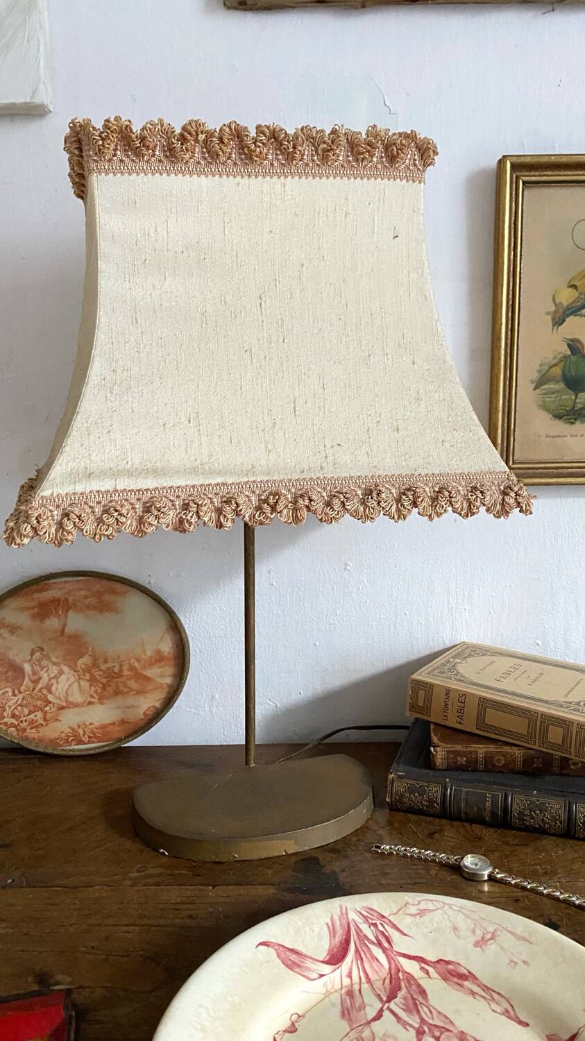 Retro lamp with pagoda lampshade