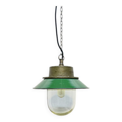 Suspension en émail industriel verte avec verre, Pologne, années 1960.