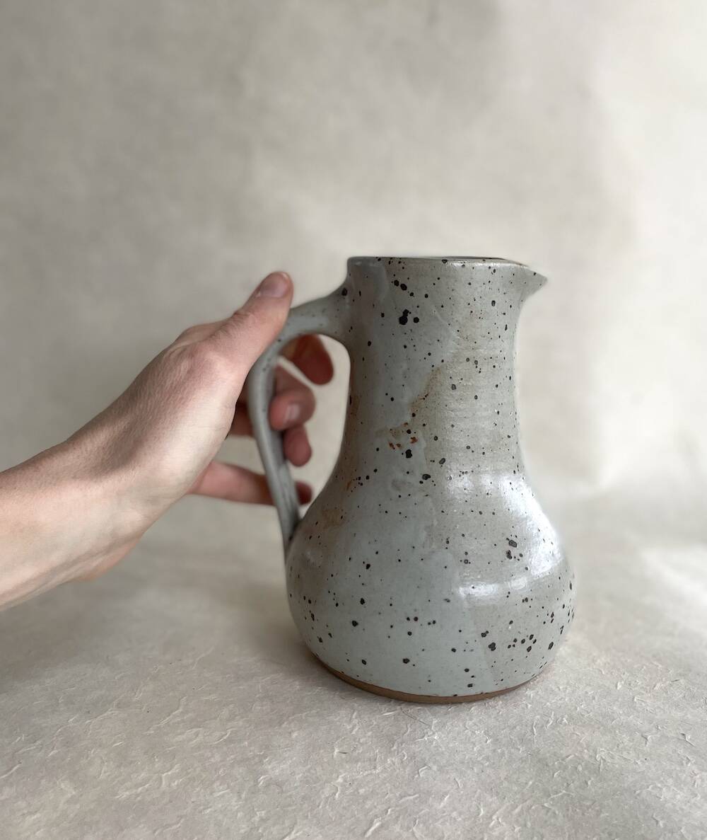 Pichet en grès vernissé beige moucheté