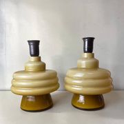 Paire de lampes de table en verre vert olive de style mid-century moderne.