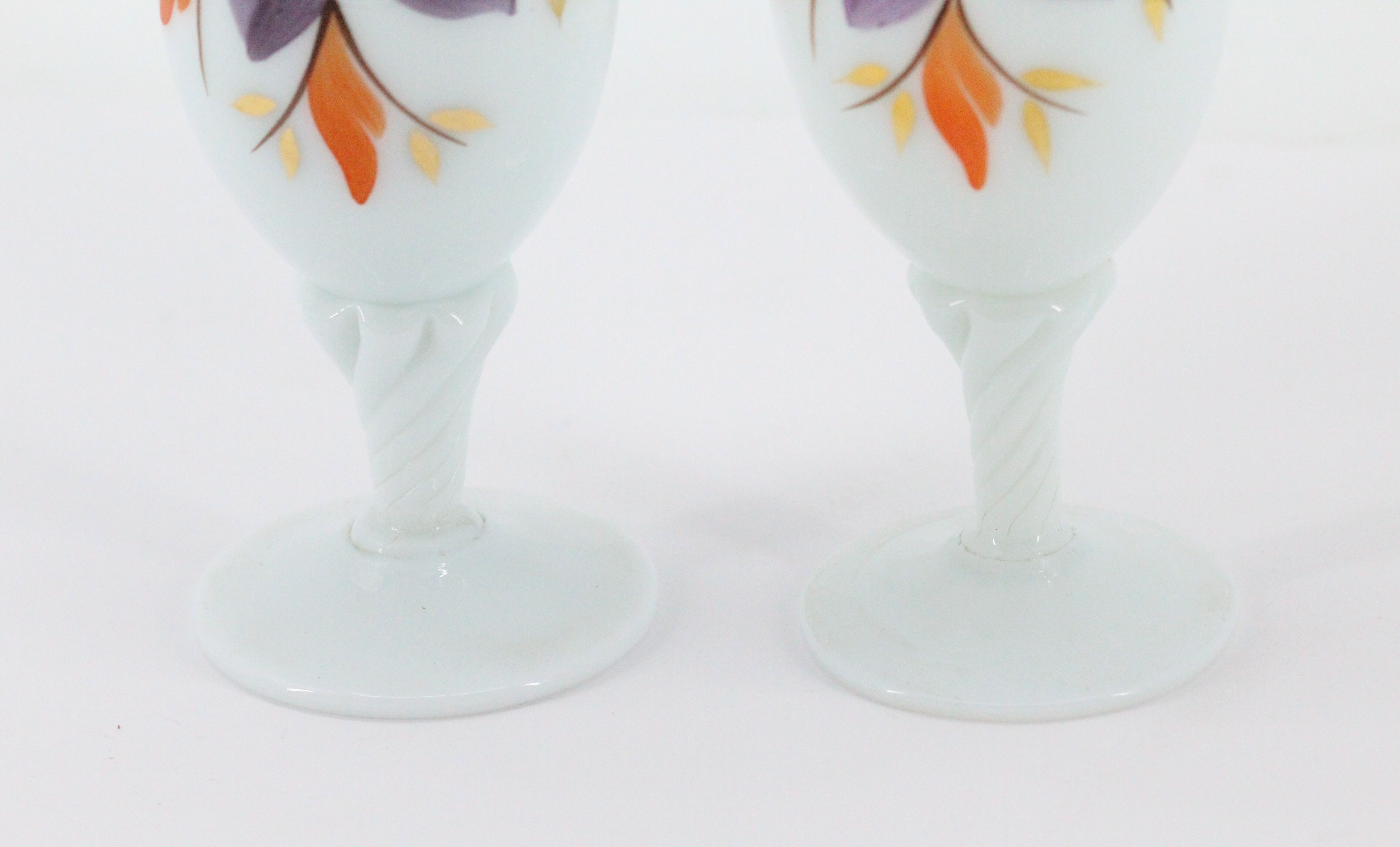 Paire de vases en opaline peints à la main